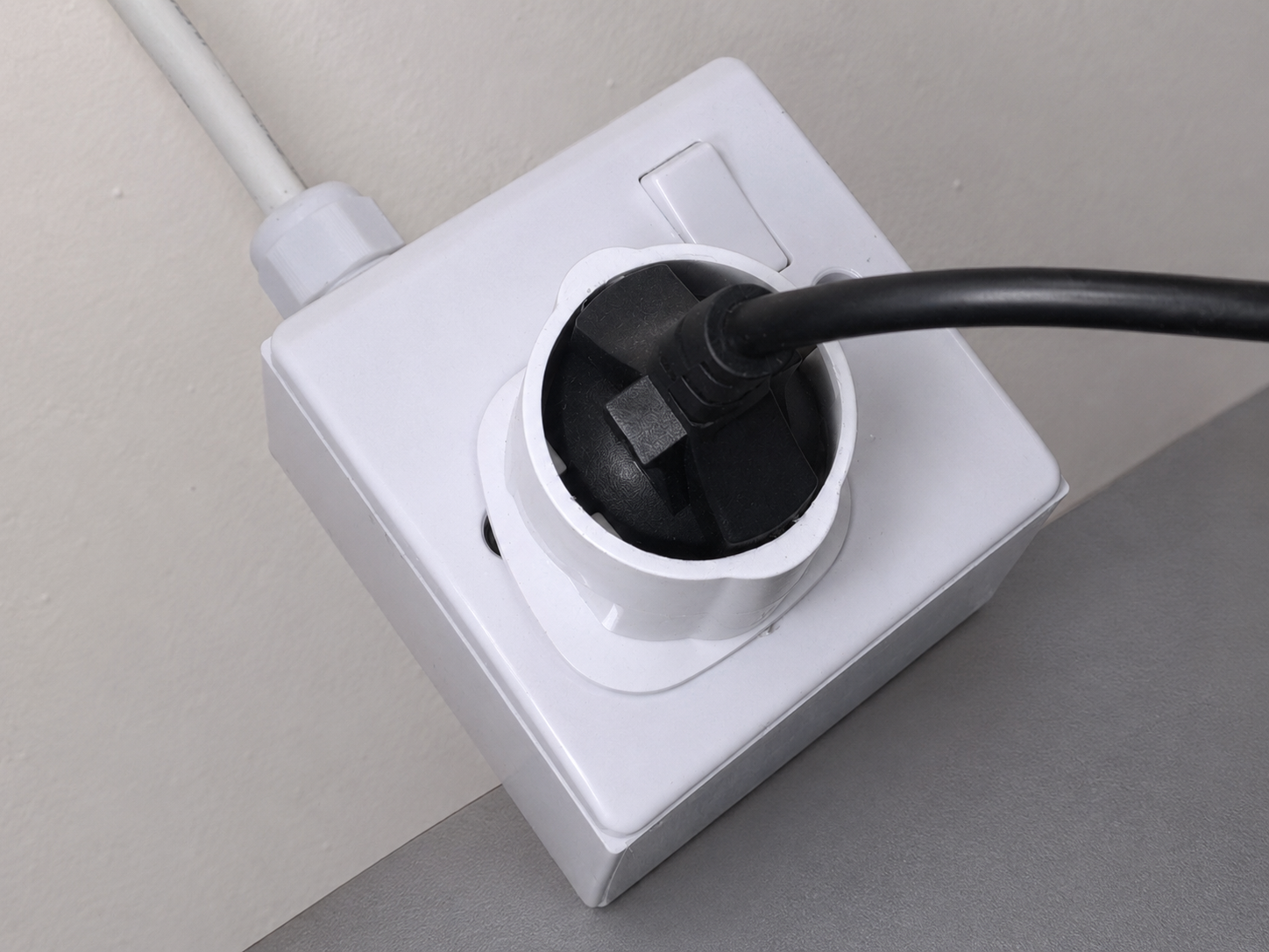 Gene Café roaster plug connected to the dedicated socket monitored by a concealed Shelly EM Mini Gen4